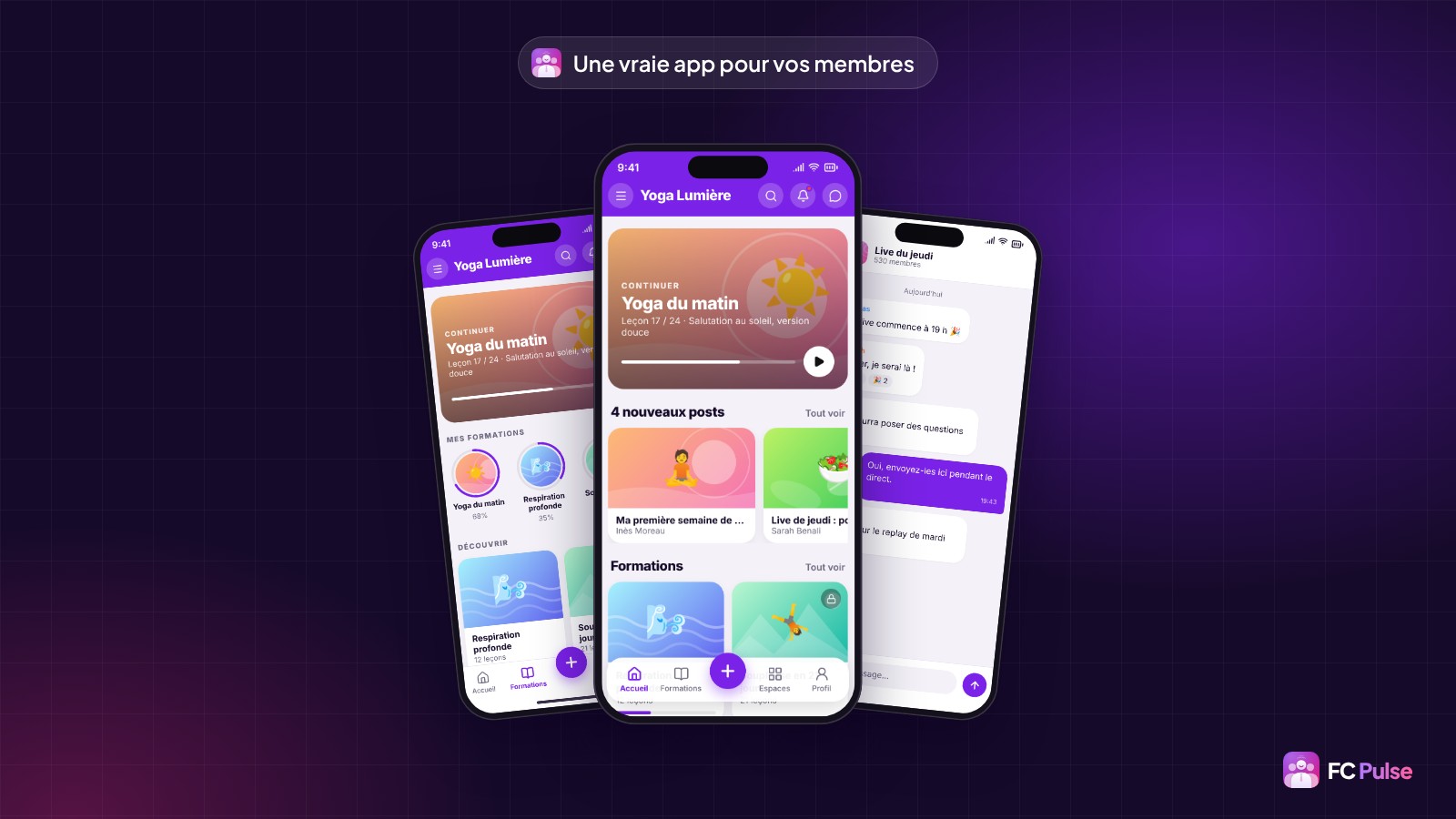 Trois téléphones avec l’app FC Pulse d’une communauté de yoga fictive : l’accueil avec la formation en cours et les nouveaux posts, la page des formations avec la progression de chaque membre, et le chat d’un espace.